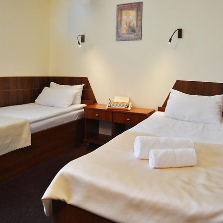 Hotel Tirest Grebiszew Exterior foto