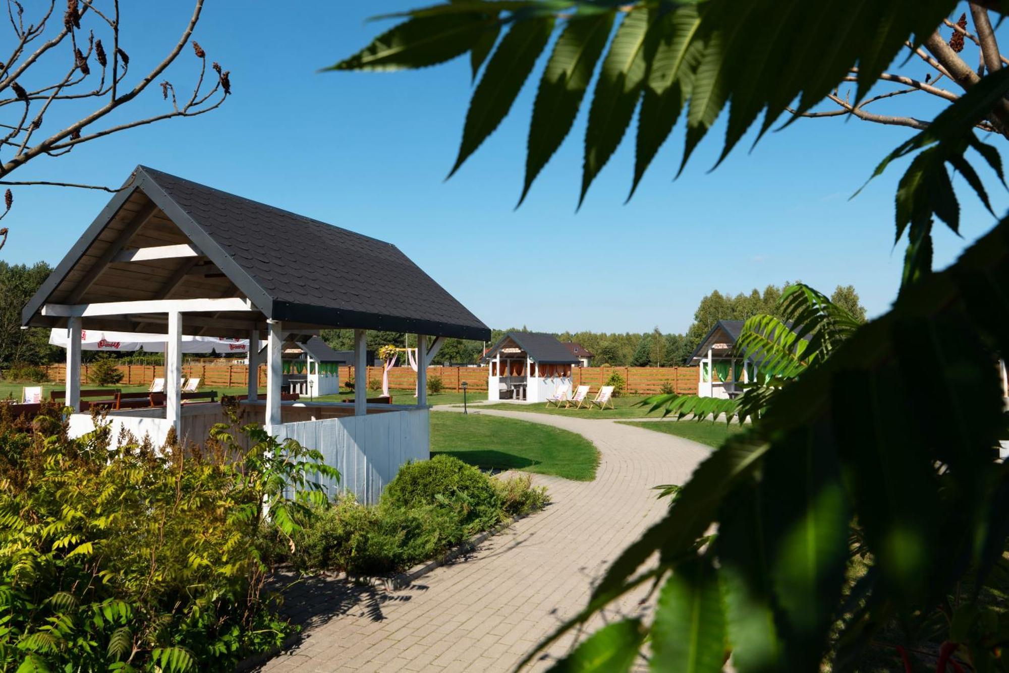 Hotel Tirest Grebiszew Exterior foto