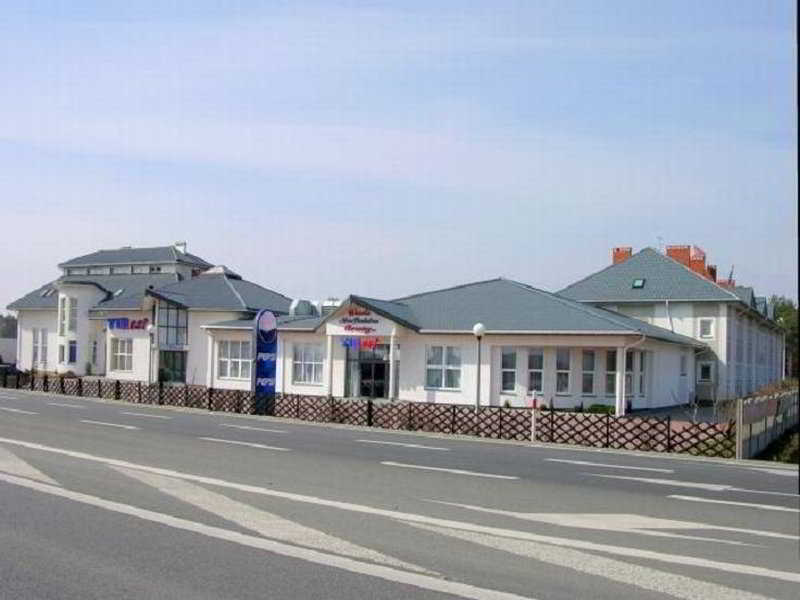 Hotel Tirest Grebiszew Exterior foto