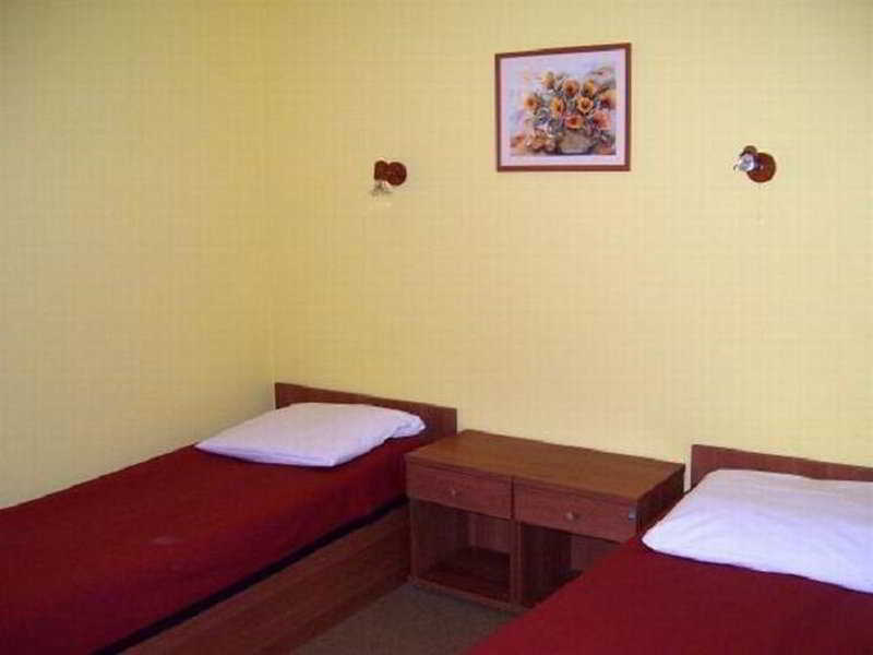 Hotel Tirest Grebiszew Exterior foto